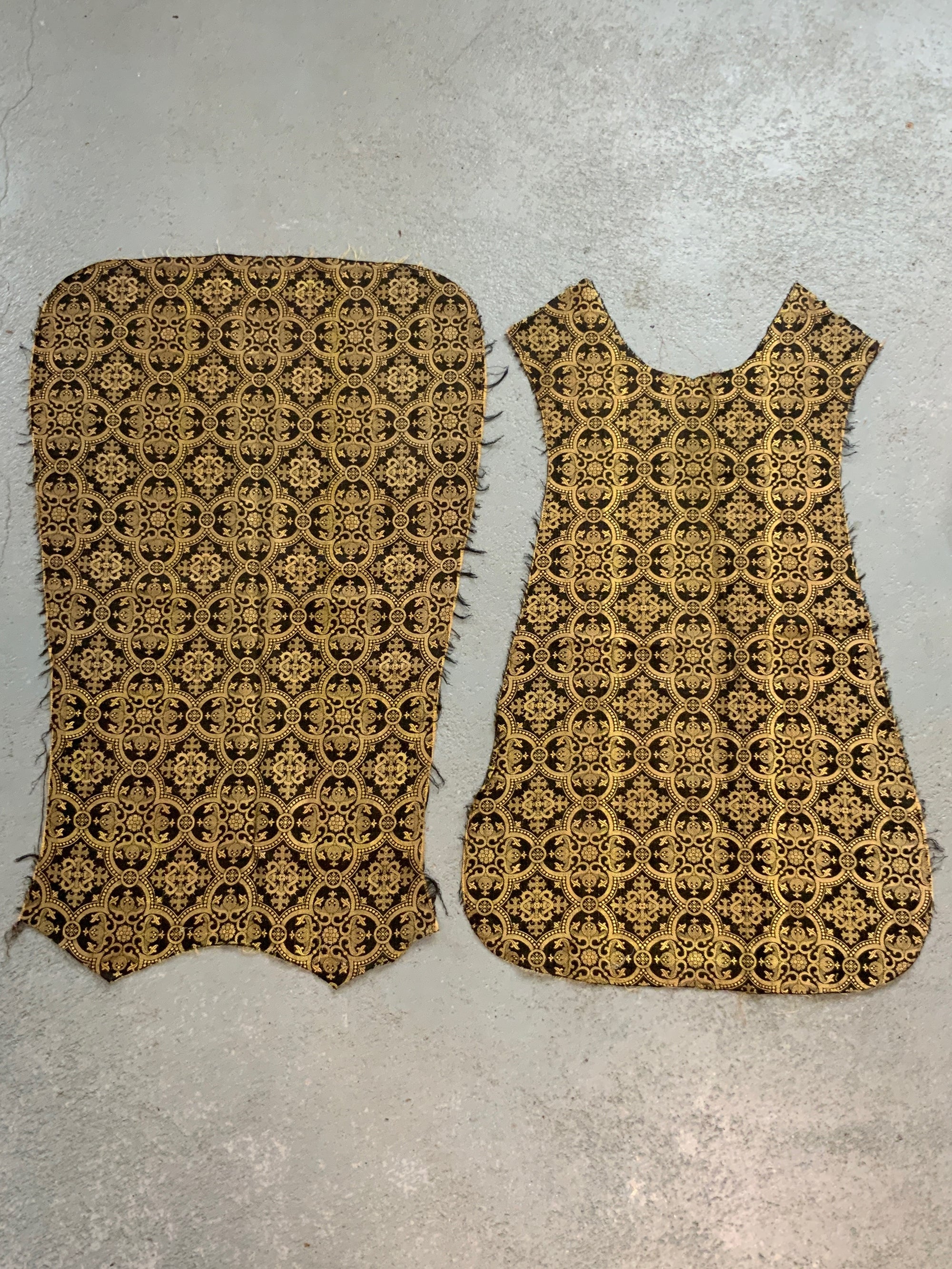 Antique gothic style chasuble silks (90 x 60cm) [2]