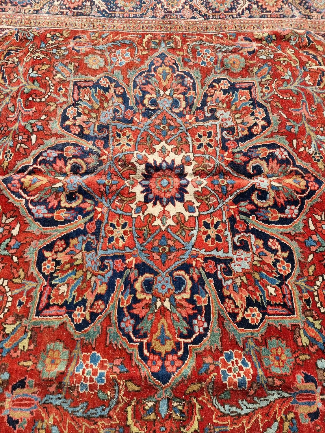 Heriz vintage medallion carpet (366 x 268cm)