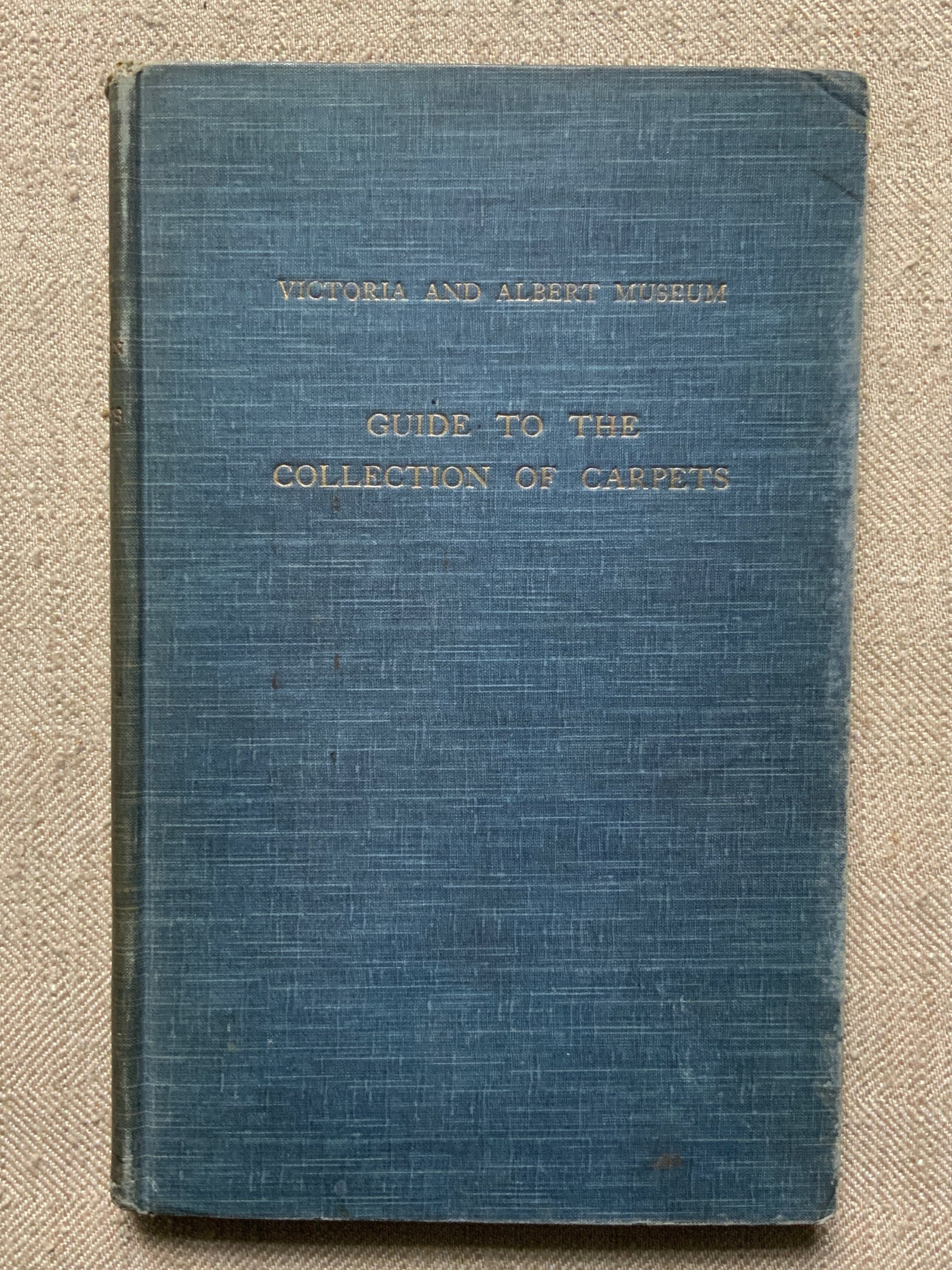 Victoria and Albert Museum . Guide to the collection of Carpets