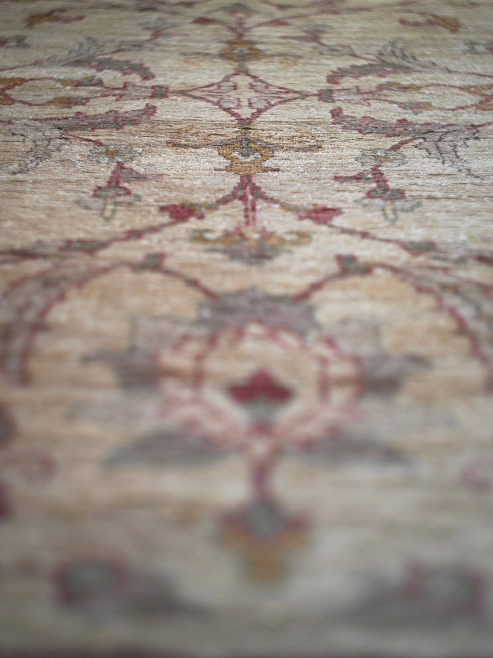Indian modern pale carpet (285 x 187cm)