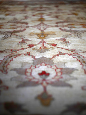 Indian modern pale colour carpet with sparse design (285 x 187cm)
