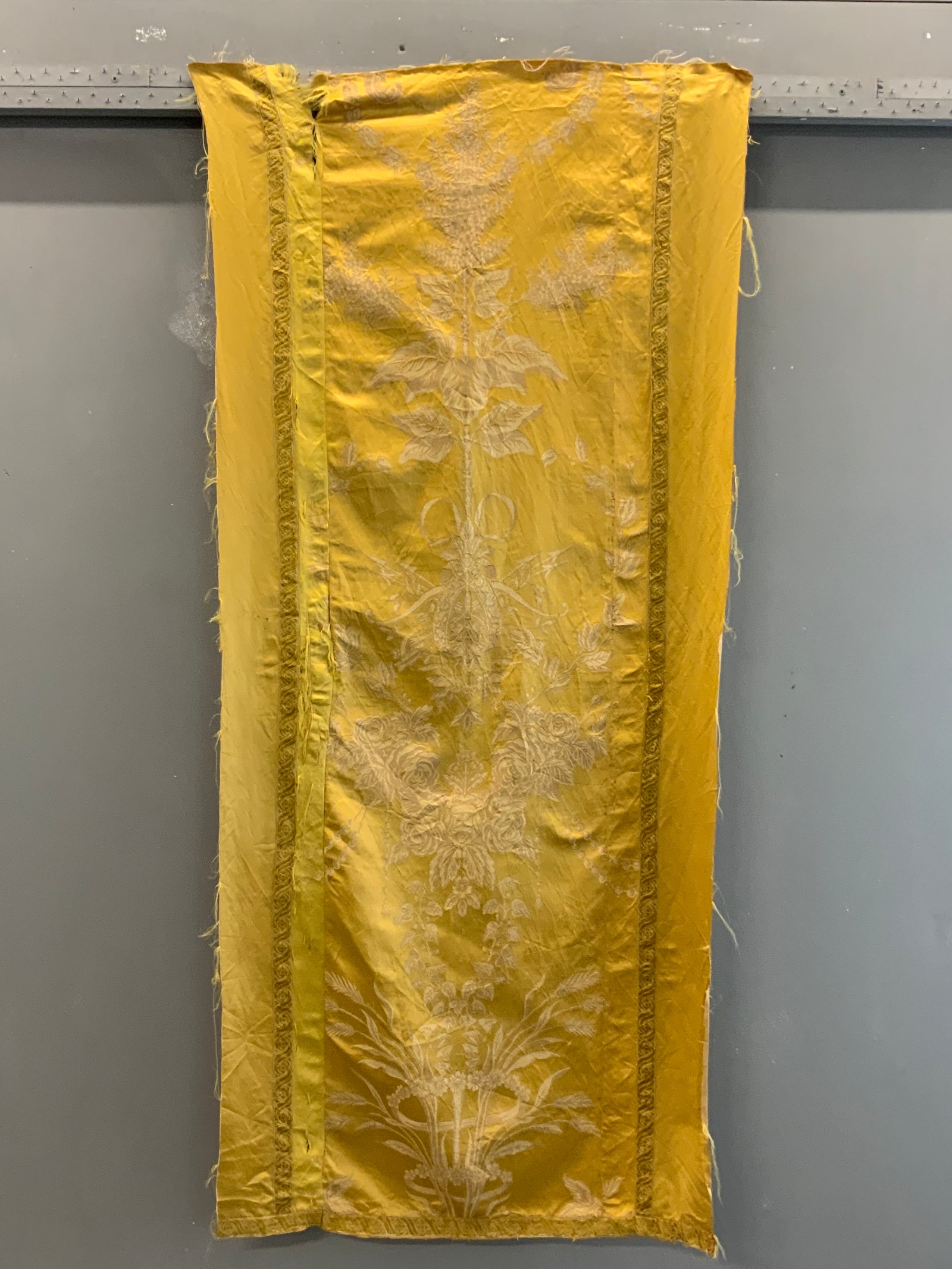 Yellow satin silk with arrows (155 x 70cm)