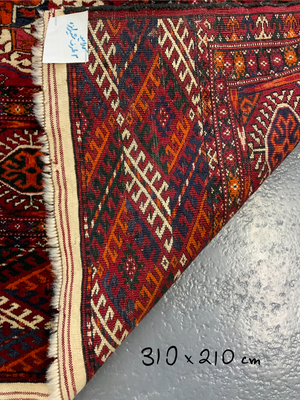 Turkmen Tekke carpet (310 x 210cm)