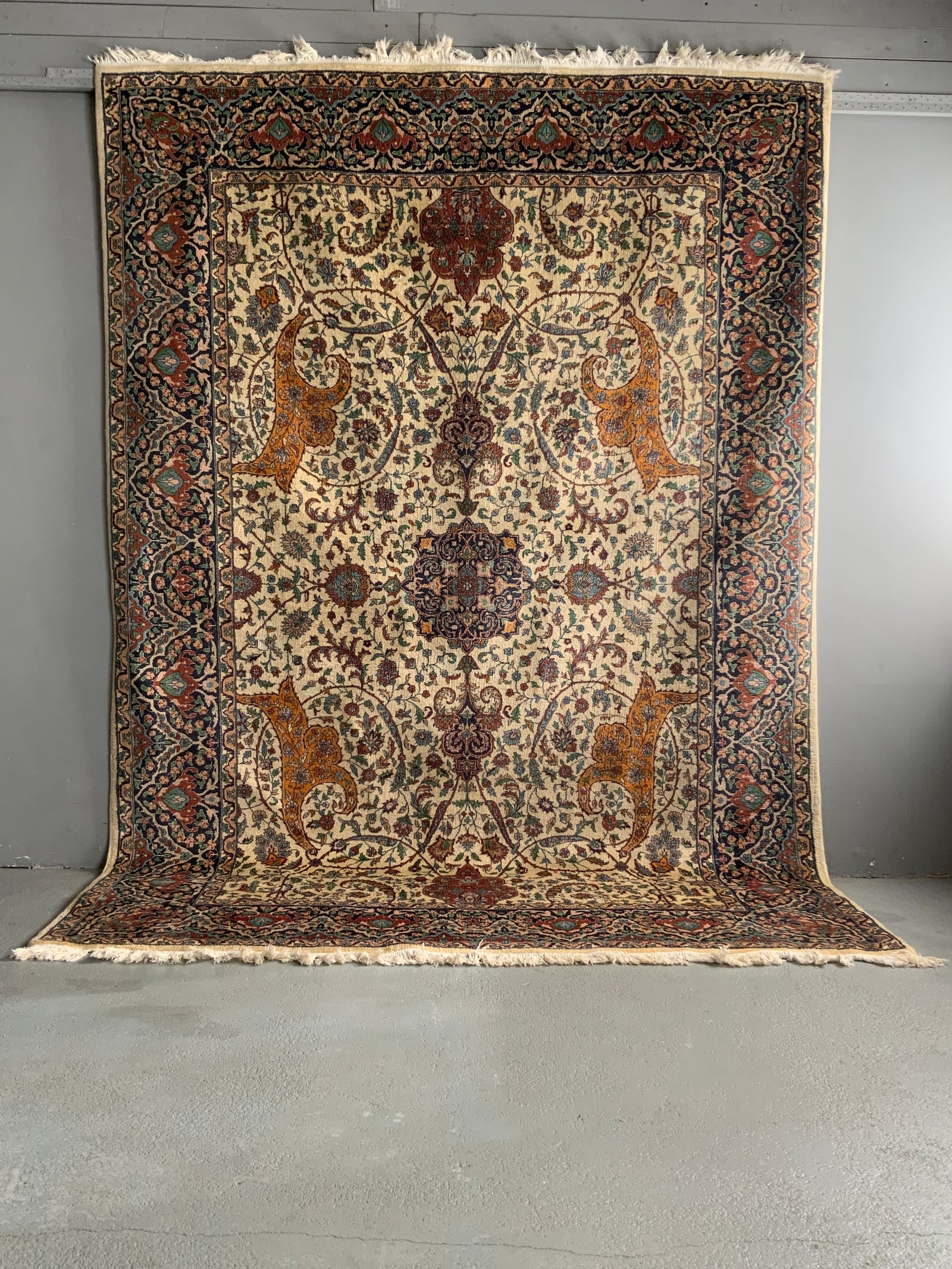 Indian carpet of Tabriz design ivory field (308 x 220cm)