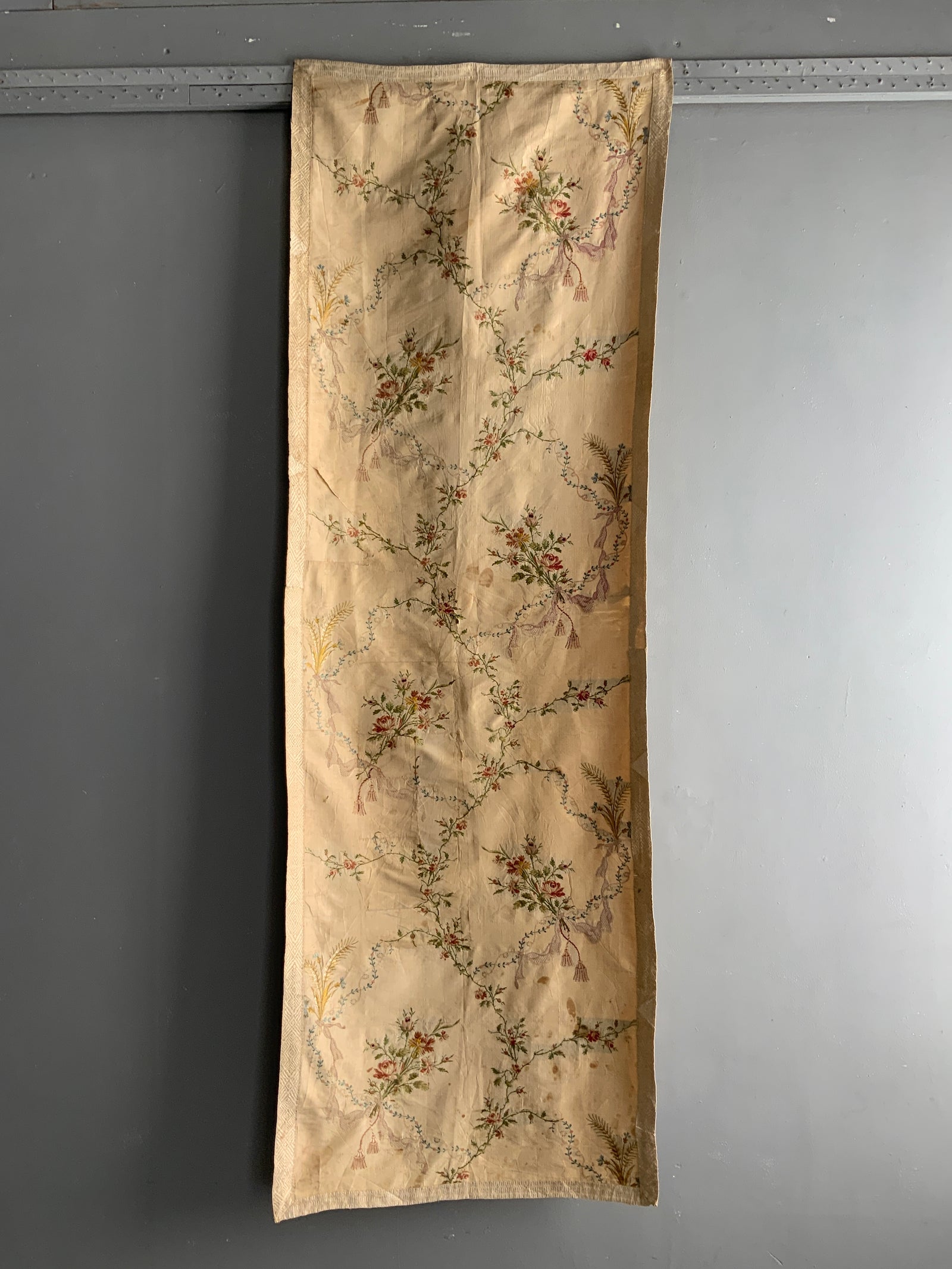 Spitalfields or Lyon antique brocade silk (170 x 58cm)