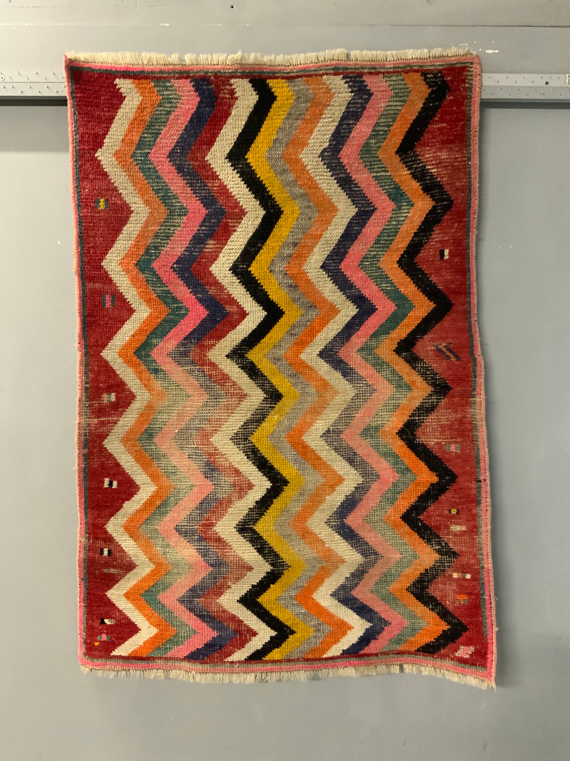 Gabbeh rug with zigzag design (140 x 94cm)