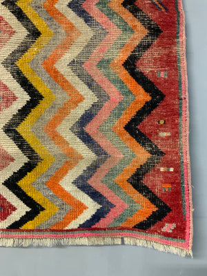 Gabbeh rug with zigzag design (140 x 94cm)