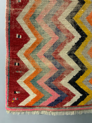 Gabbeh rug with zigzag design (140 x 94cm)