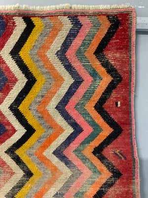 Gabbeh rug with zigzag design (140 x 94cm)