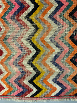 Gabbeh rug with zigzag design (140 x 94cm)