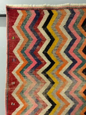 Gabbeh rug with zigzag design (140 x 94cm)