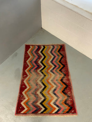 Gabbeh rug with zigzag design (140 x 94cm)