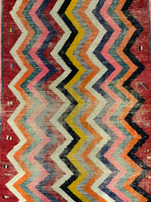 Gabbeh rug with zigzag design (140 x 94cm)