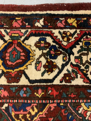 Bactiari medallion carpet (399 x 319cm)