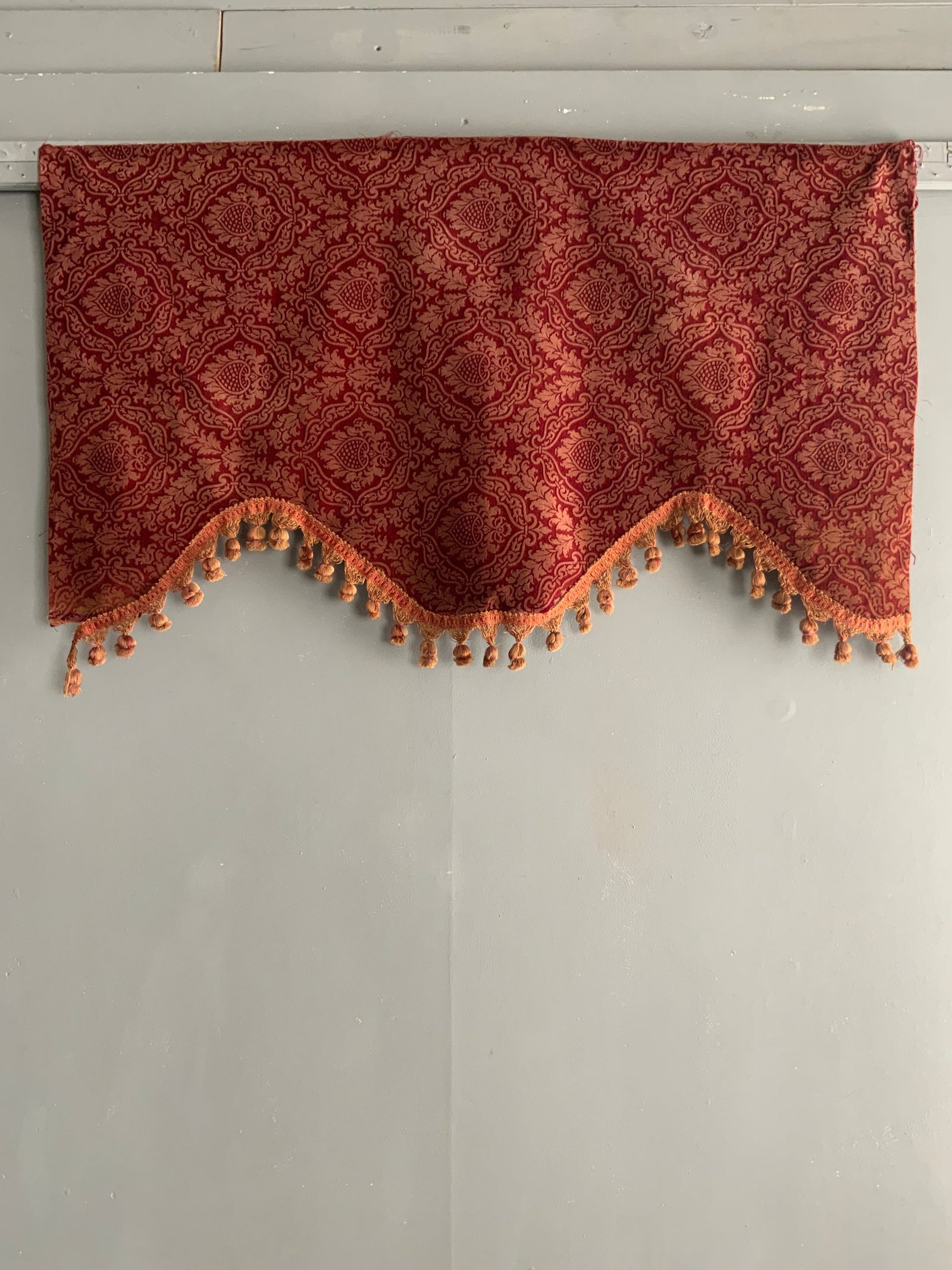 Victorian printed and etched velvet pelmet (112 x 63cm)