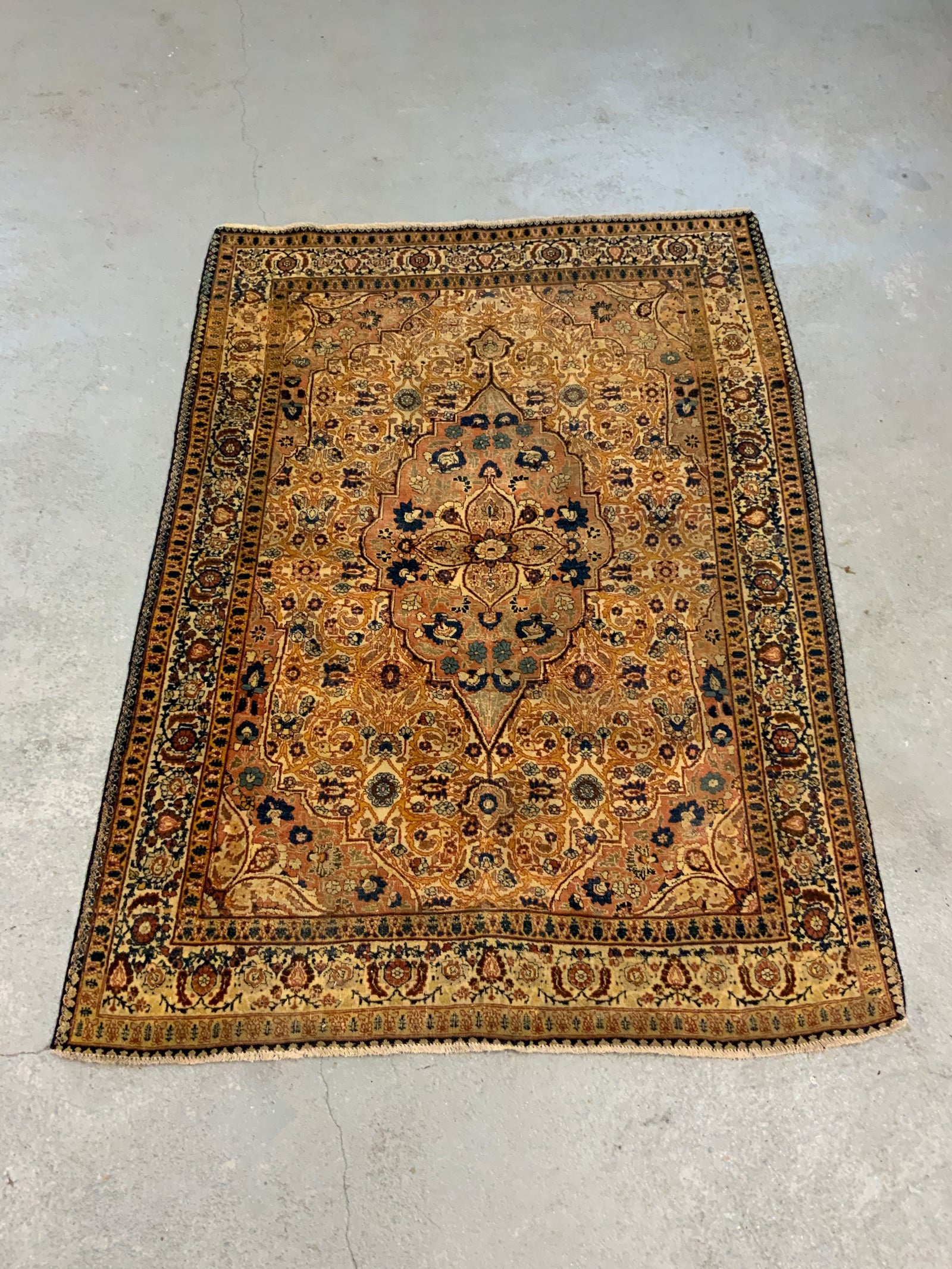 Tabriz Haji Jalili type vintage rug with medallion (186 x 135cm)