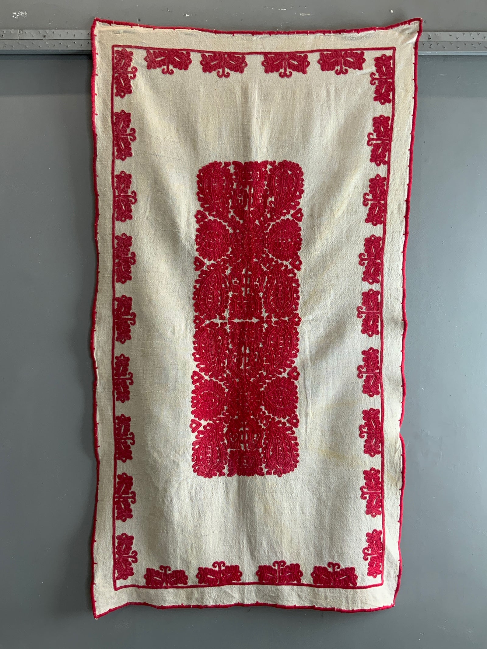 Hungarian embroidery (165 x 89cm)