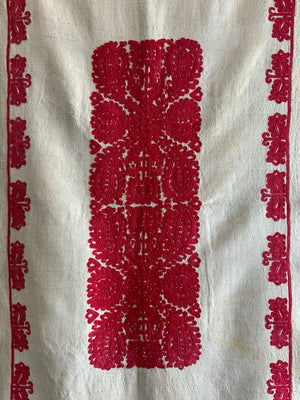 Hungarian embroidery (165 x 89cm)