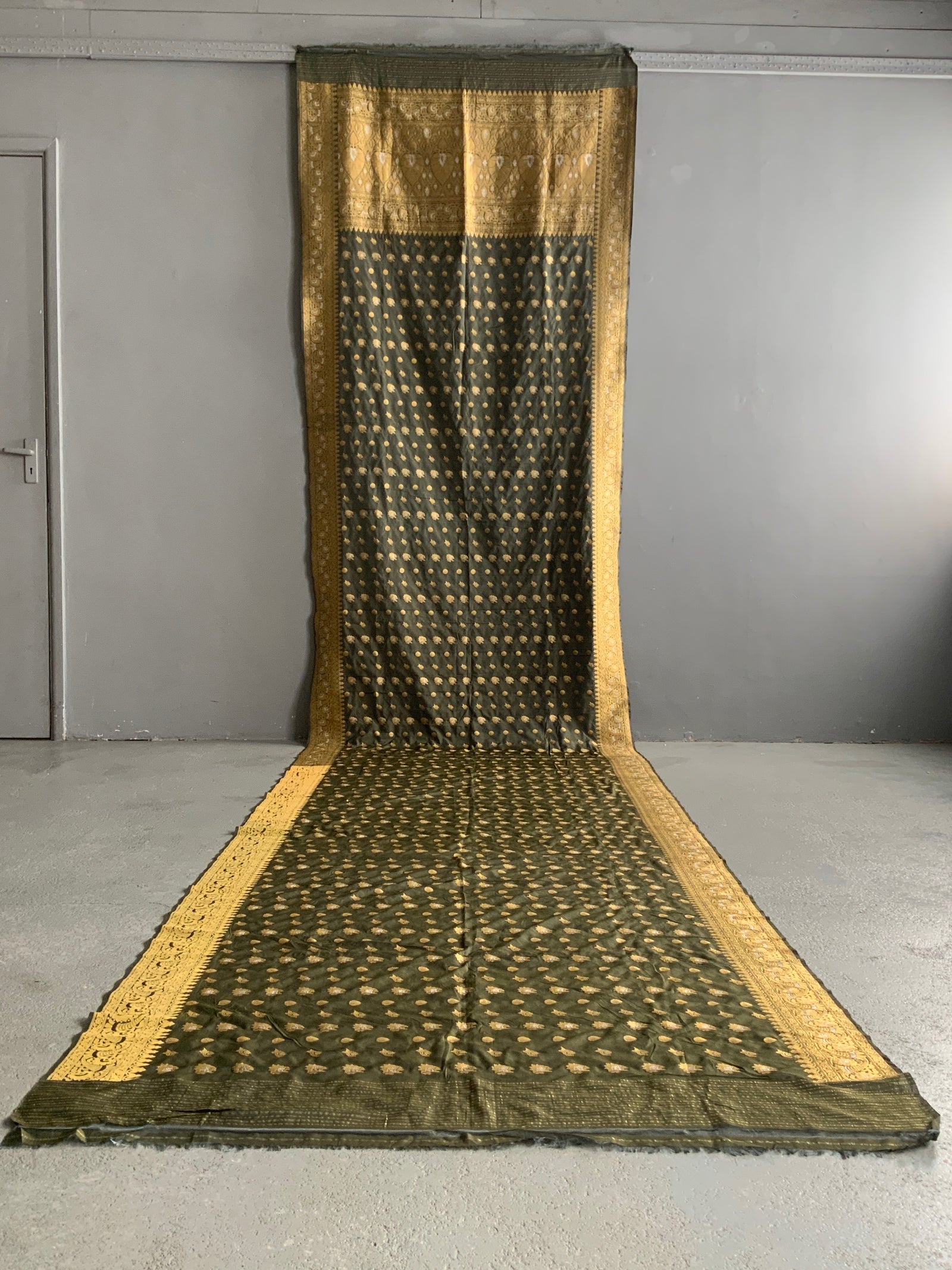 Indian green sari / saree with yellow gold brocade (500 x 115cm)