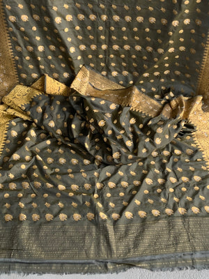 Indian green sari / saree with yellow gold brocade (500 x 115cm)