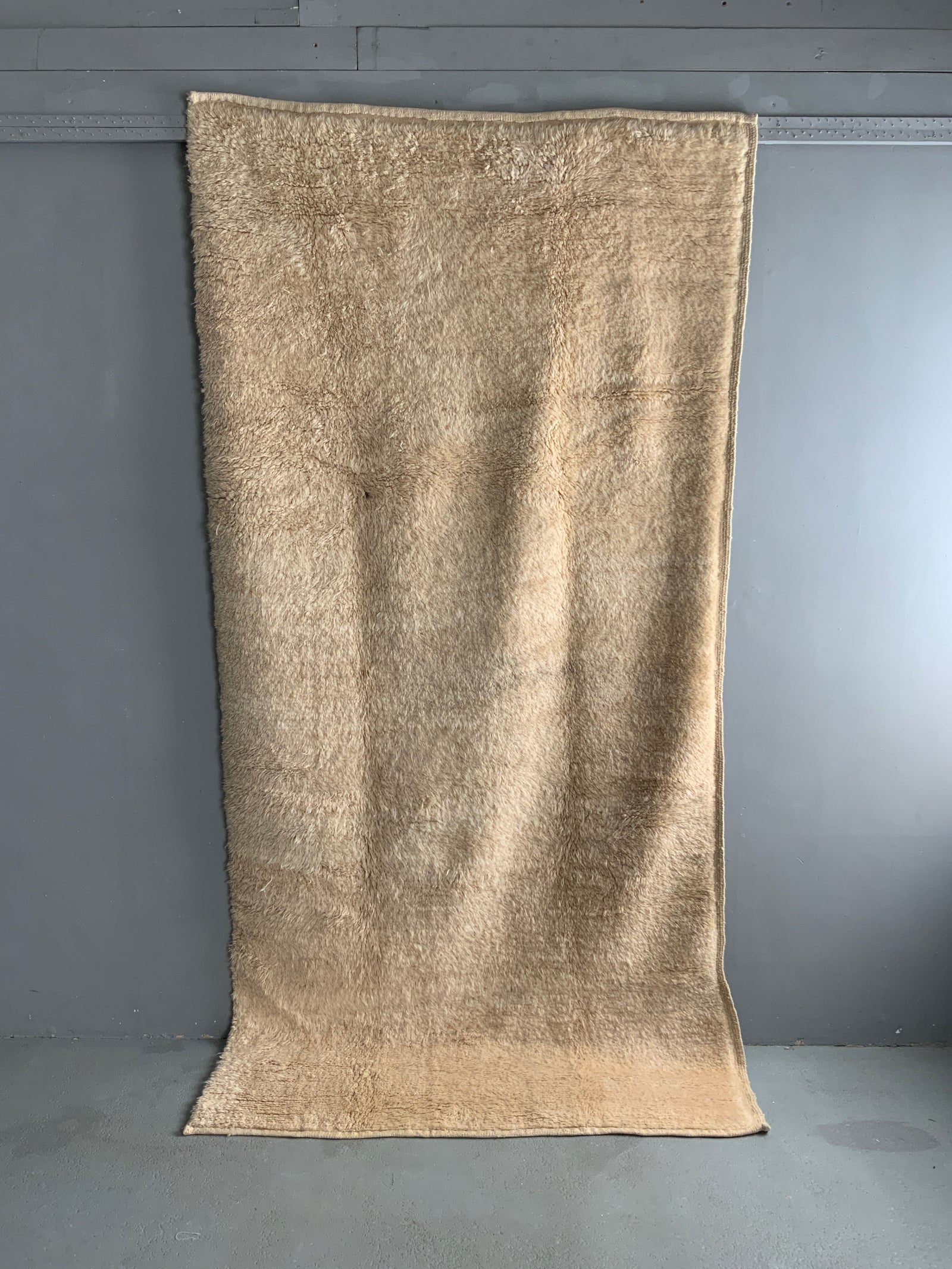 Turkish vintage Karapinar tulu rug in plain undyed wool (274 x 136cm)
