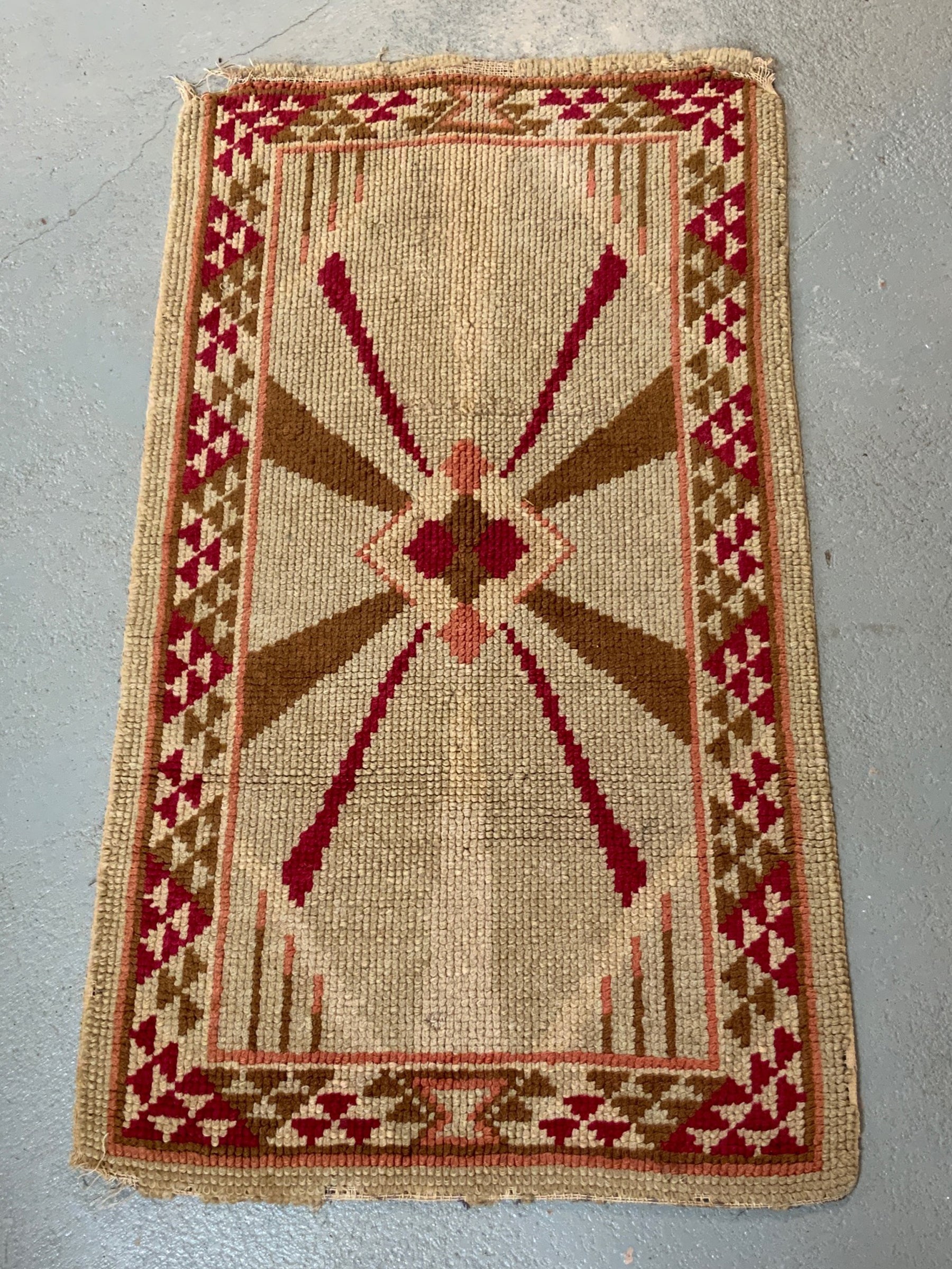 British small readicut Art Deco rug (132 x 74cm)