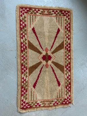 British small readicut Art Deco rug (132 x 74cm)