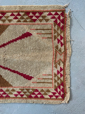 British small readicut Art Deco rug (132 x 74cm)