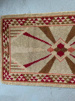 British small readicut Art Deco rug (132 x 74cm)