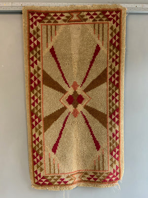 British small readicut Art Deco rug (132 x 74cm)