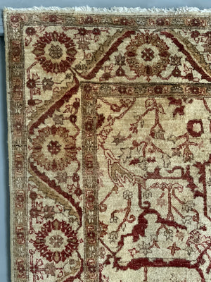 Zeigler design pale coloured modern rug (188 x 136cm)