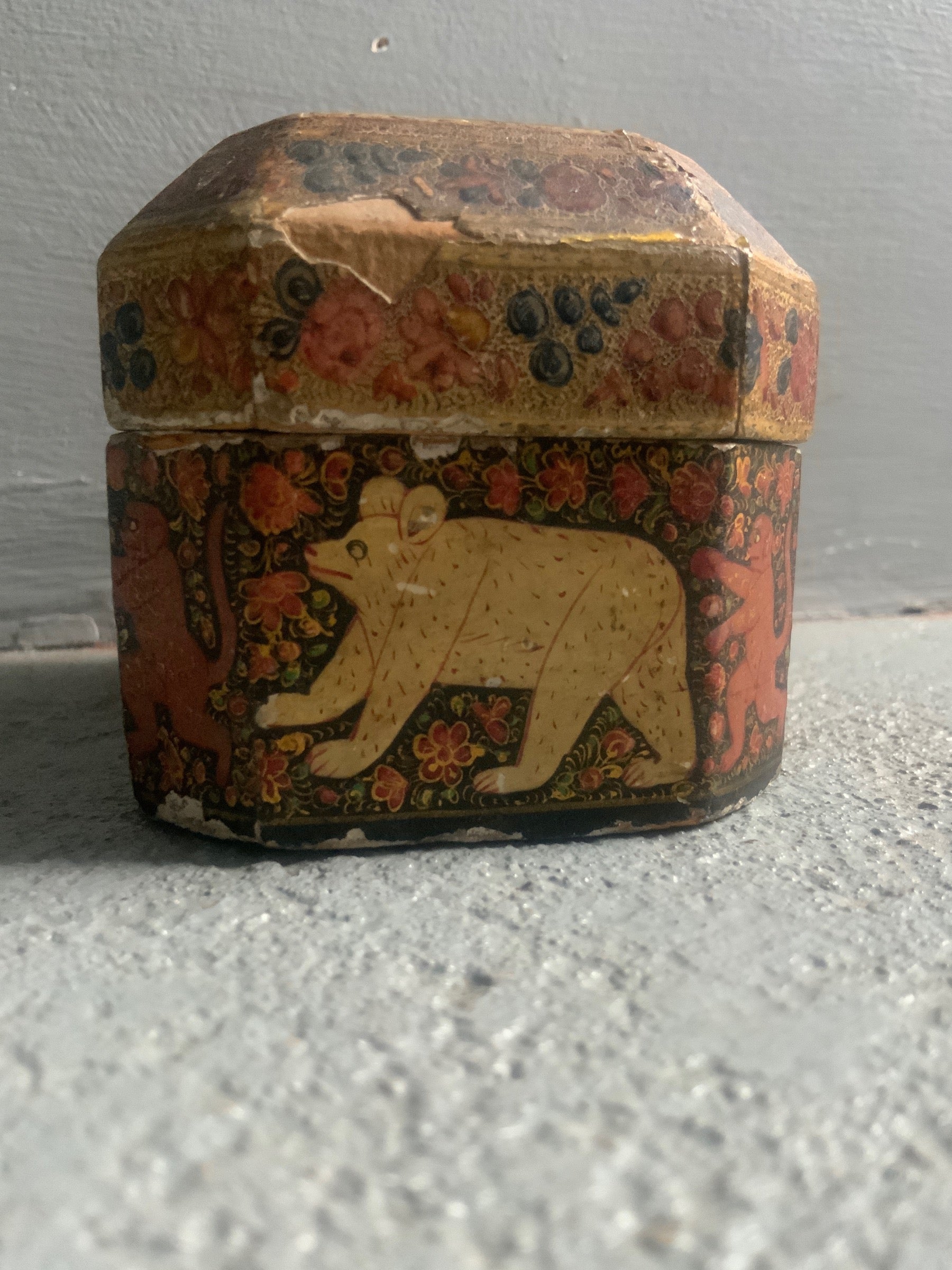 Kashmir antique papier-mâché container (13 x 8 x 8cm)