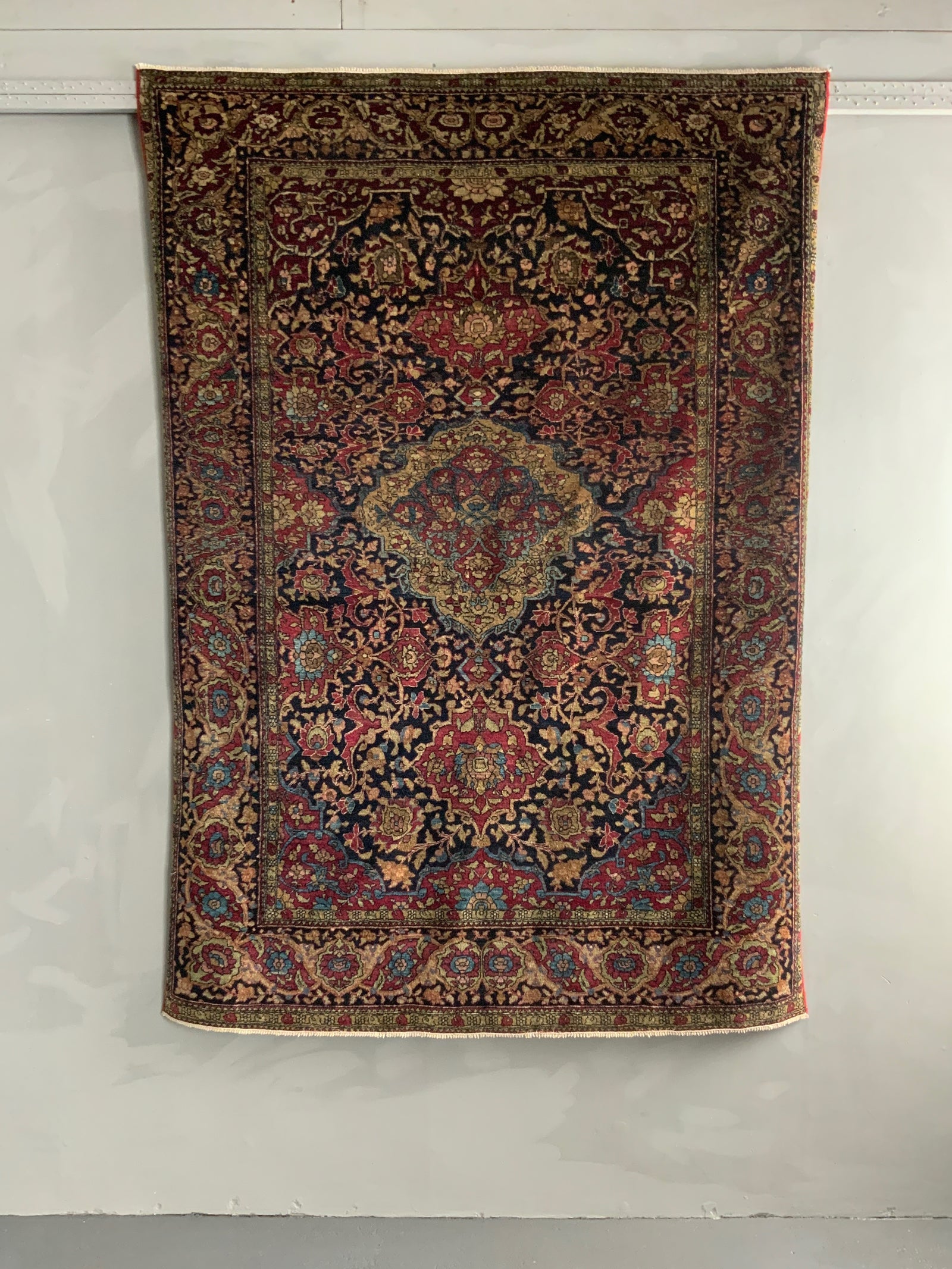 Isphahan antique rug (194 x 139cm)