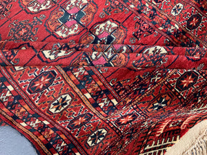 Tekke antique rug (162 x 123cm)