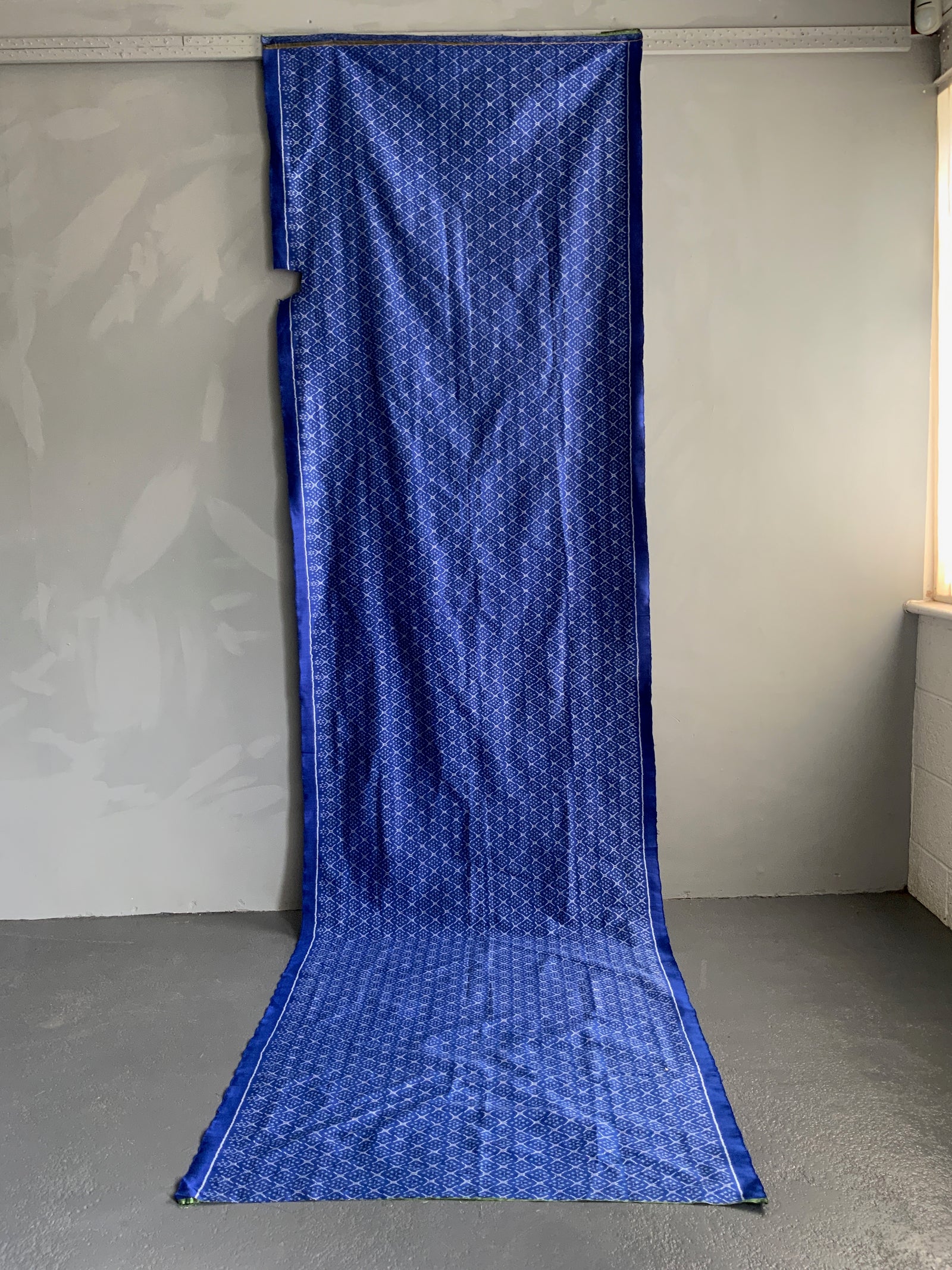 Length of blue silk (342 x 98cm)