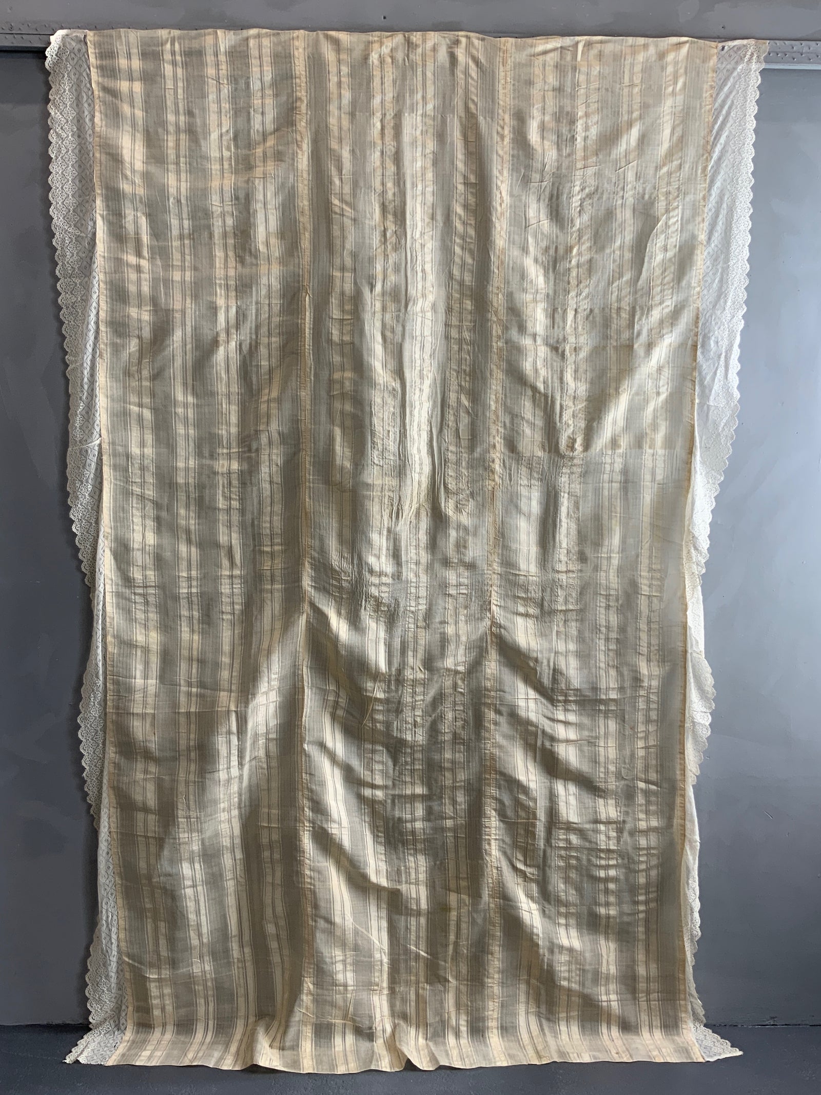 lace edged silk (246 x 163cm)