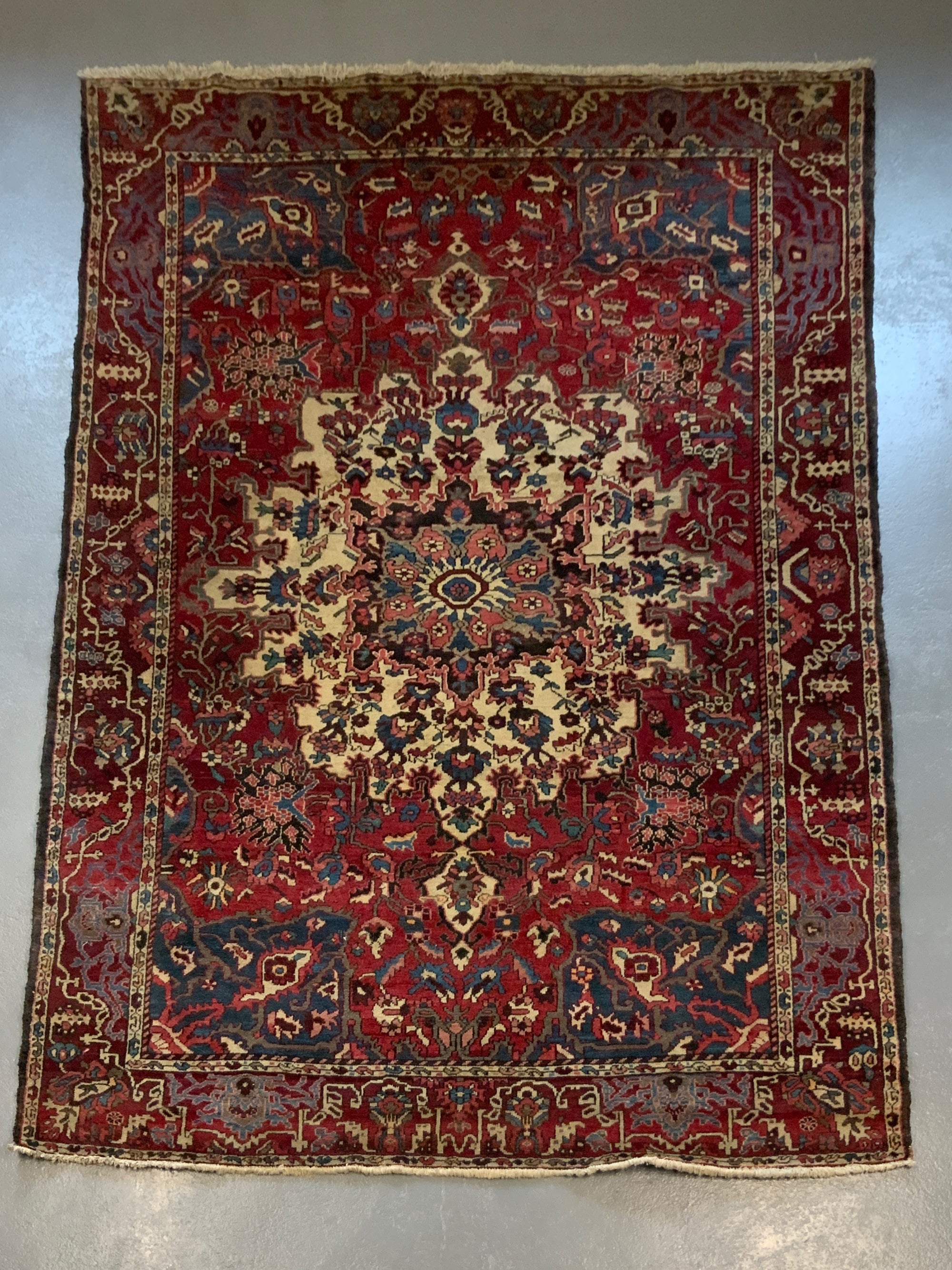 Bactiar medallion carpet (300 x 217cm)