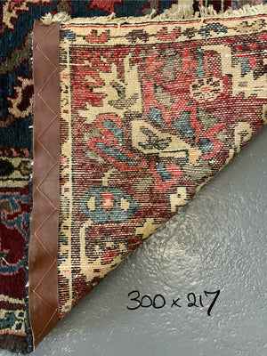 Bactiar medallion carpet (300 x 217cm)