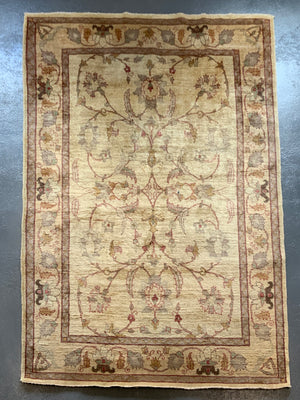 Indian modern pale colour carpet with sparse design (285 x 187cm)