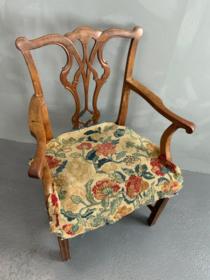 Geo III antique Chipendale chair with period needlework (90 x 63 x 46cm)