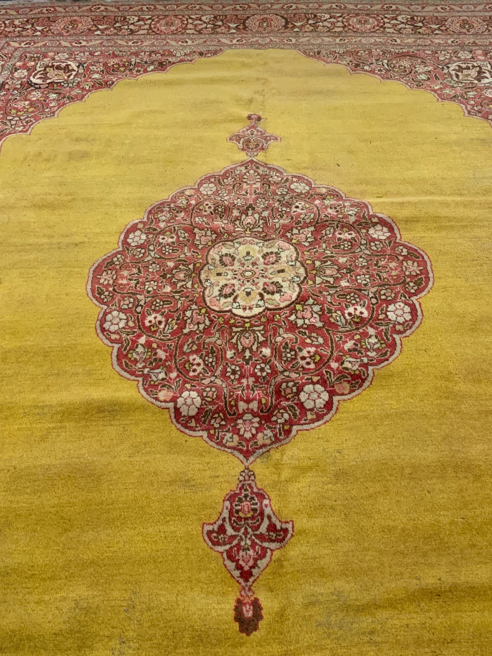 Tabriz carpet (362 x 287cm)