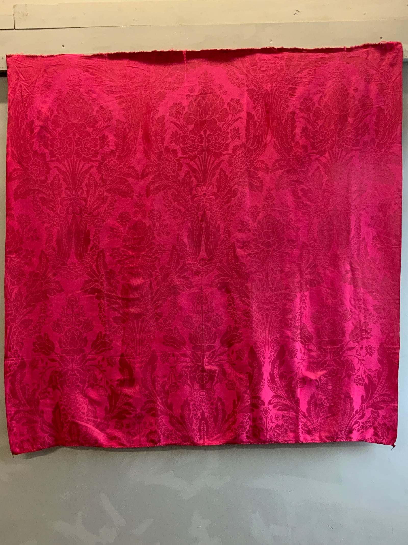 Antique red damask silk 19th C (148 x 148cm)