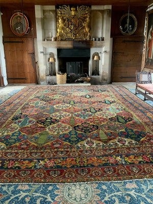 Char Mahal Bactiar oversize carpet (583 x 430cm)