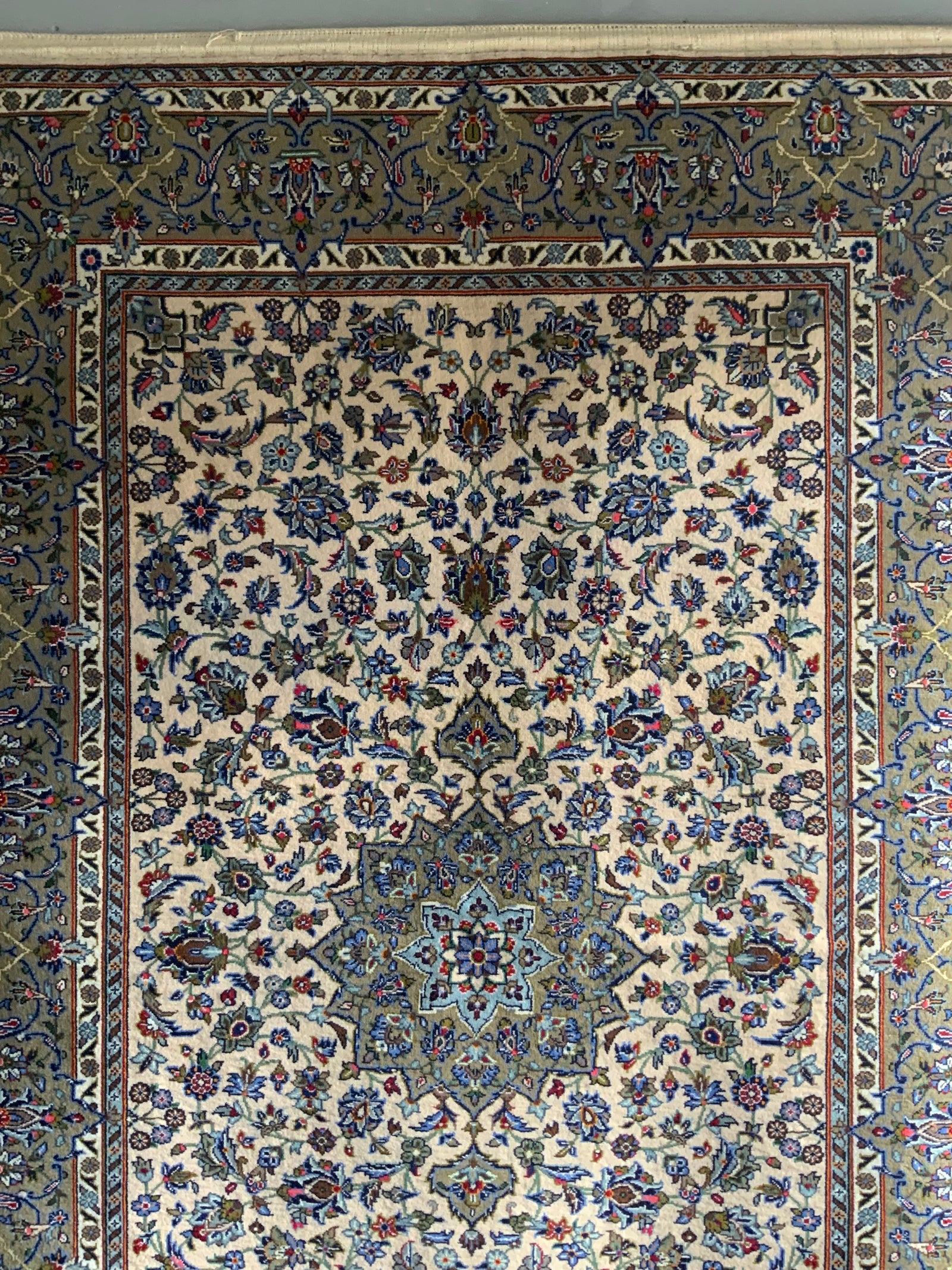 Pair of Kashan rugs with pale field (234 x 142 / 244 x 144cm)