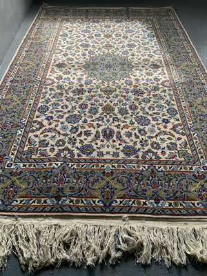 Pair of Kashan rugs with pale field (234 x 142 / 244 x 144cm)