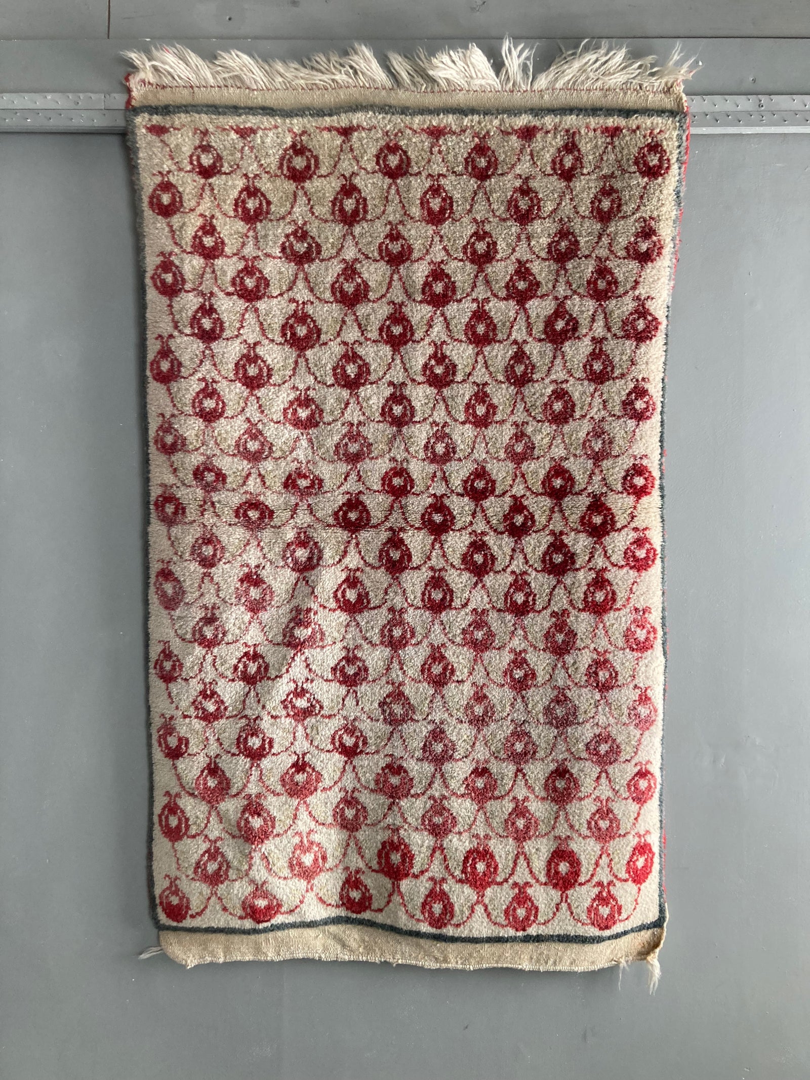 Turkish Tülü rug with pomegranate design (141 x 94cm)