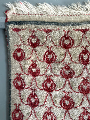 Turkish Tülü rug with pomegranate design (141 x 94cm)