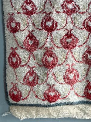 Turkish Tülü rug with pomegranate design (141 x 94cm)