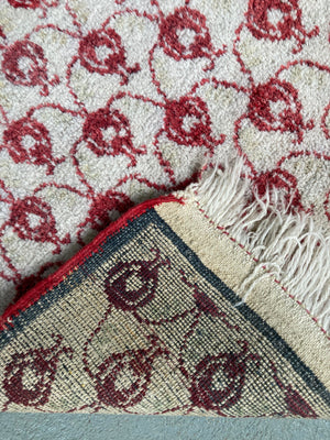 Turkish Tülü rug with pomegranate design (141 x 94cm)