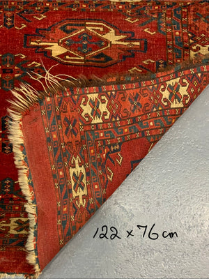 Small Tekke rug (122 x 76cm)